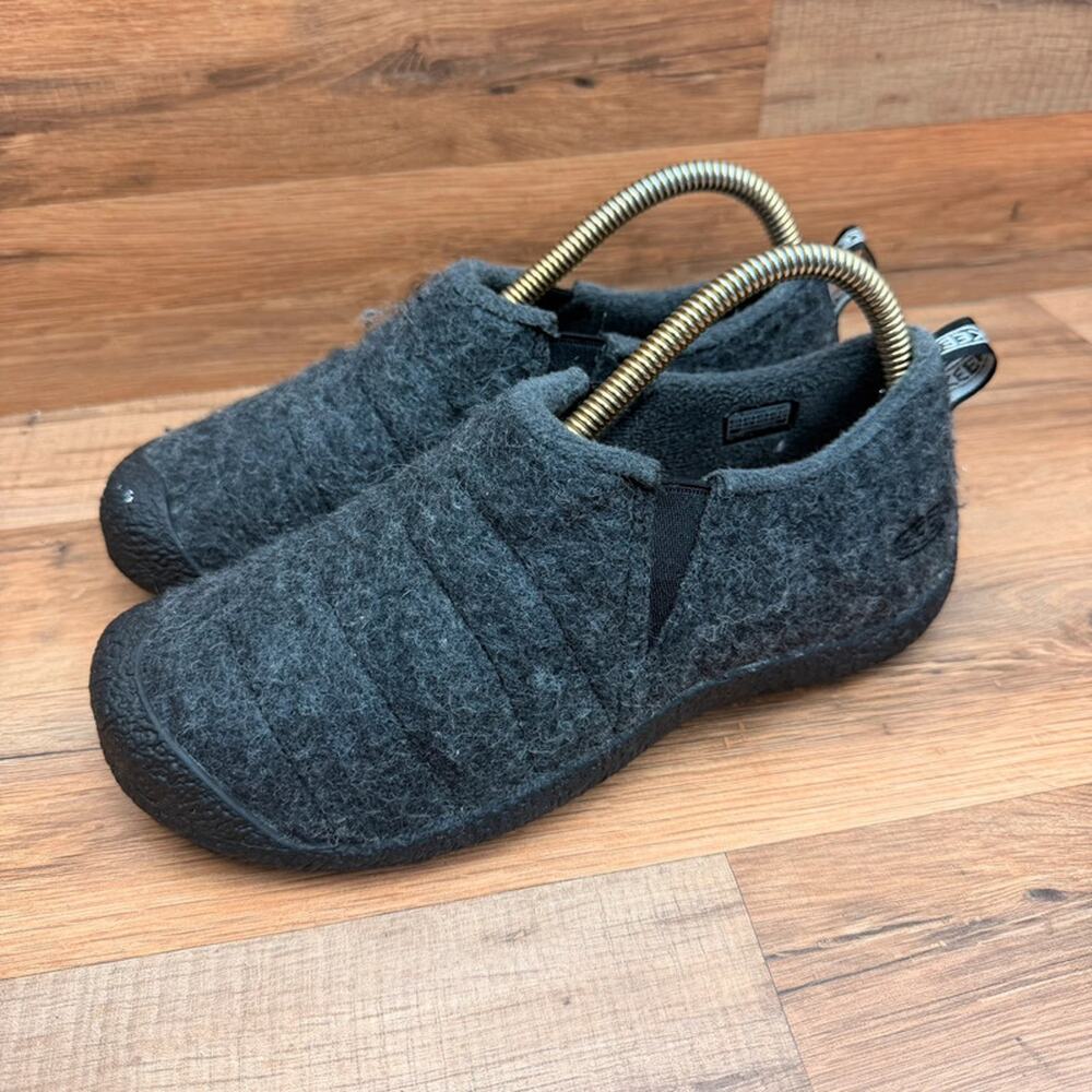 Keen women size 8 Slip-On Felt Shoes Gray/black